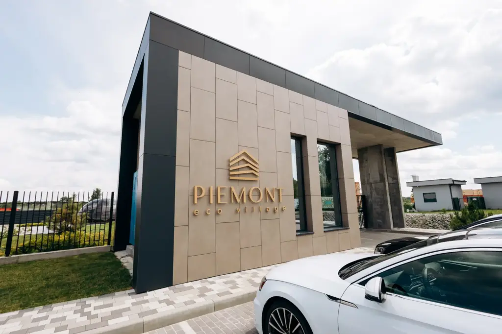 Въездная группа и вывеска Piemont eco Village